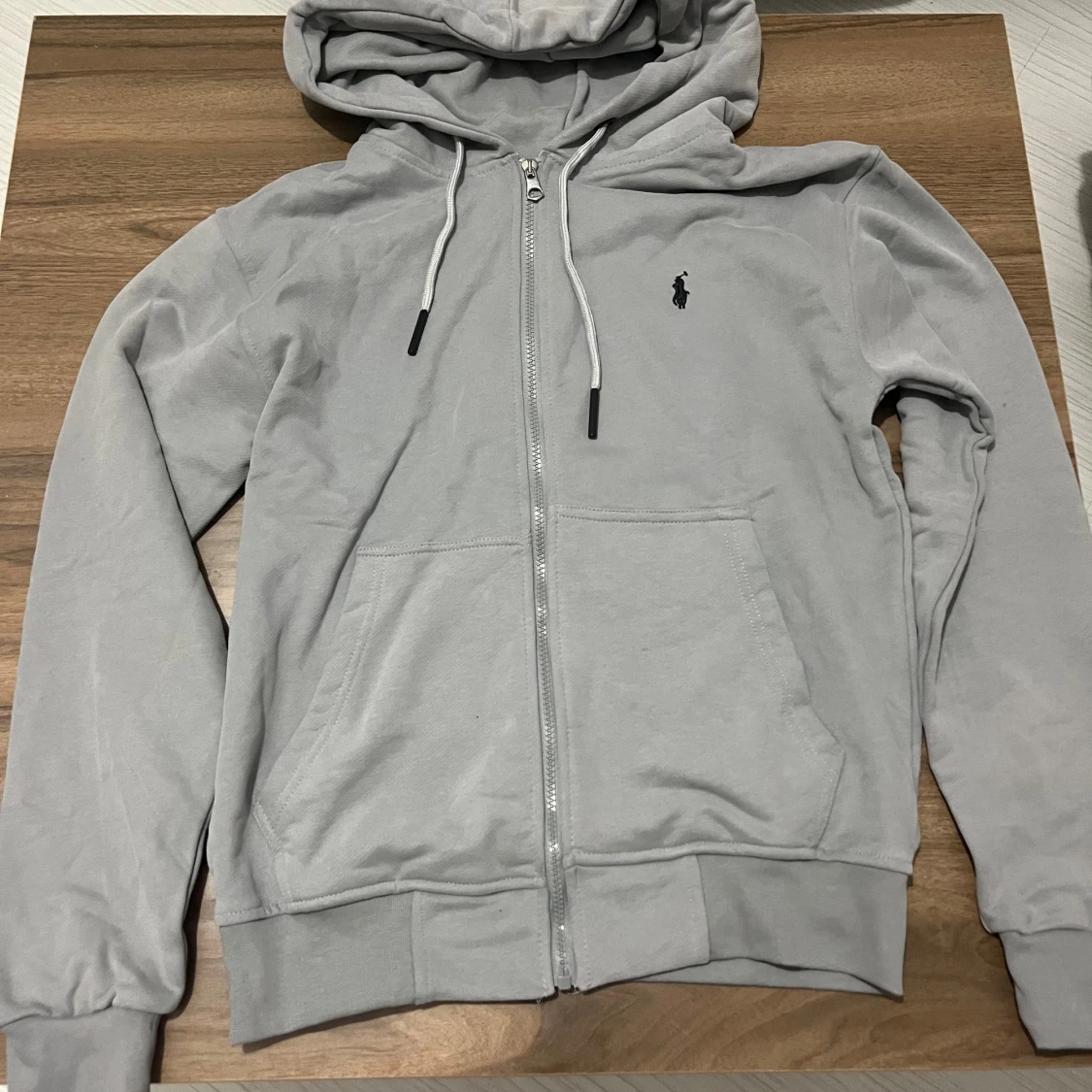 Ljusgrå hoodie från Polo Ralph Lauren