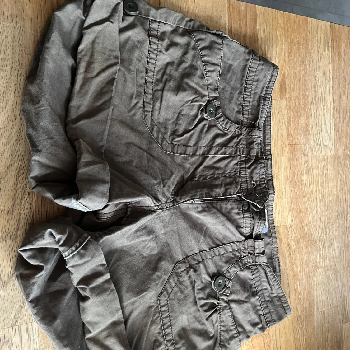 Armégröna shorts med fickor från H&M