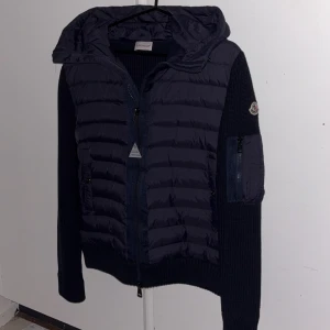 Moncler cardigan marinblå - ✨Monncler cardigan✨Perfekt för att ge din outfit en lyxig touch💫Perfekt nu inför dem kalla sommarnätterna💫Vid fler bilder eller frågor är det bara att skriva💫