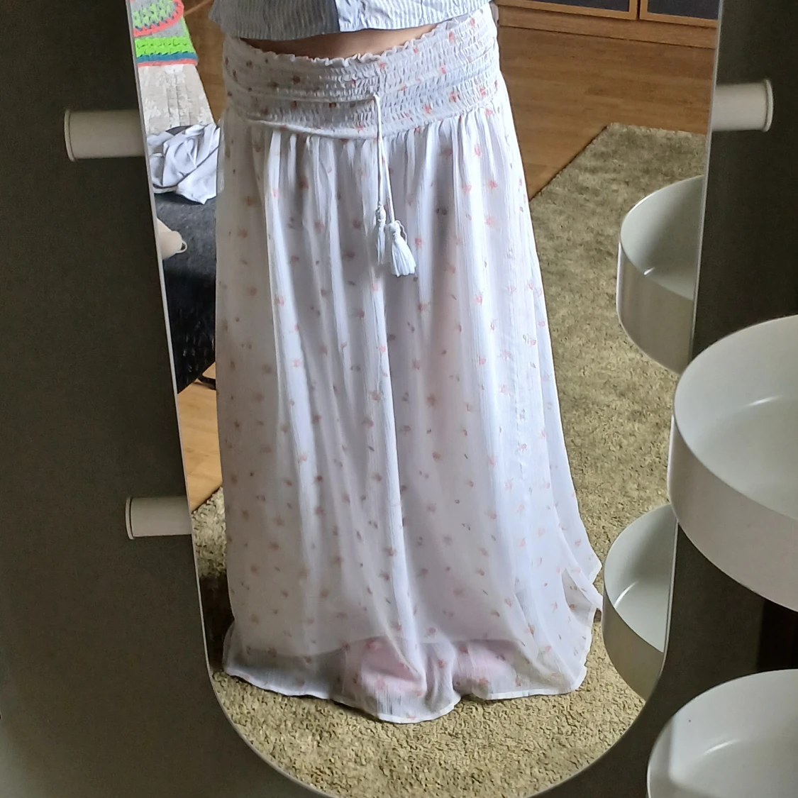 Vit långkjol med små blommor - 2