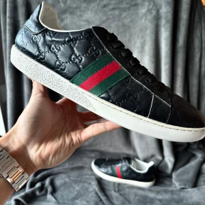 Gucci skor - Orginalstorlek: 43, fråga om innermått vid osäkerhet | ingår: endast skorna | fraktar spårbart eller möts upp i Täby📍