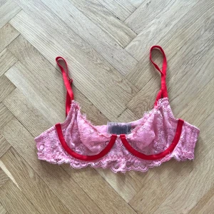 ❤️💗 We are we wear söt Bh - Söt unik balconettebh i spets med hyskor. Fin rosa och röd färg! Välanvänd men fin fortfarande. Lite skav på bandet, se bild. Xs / 75A