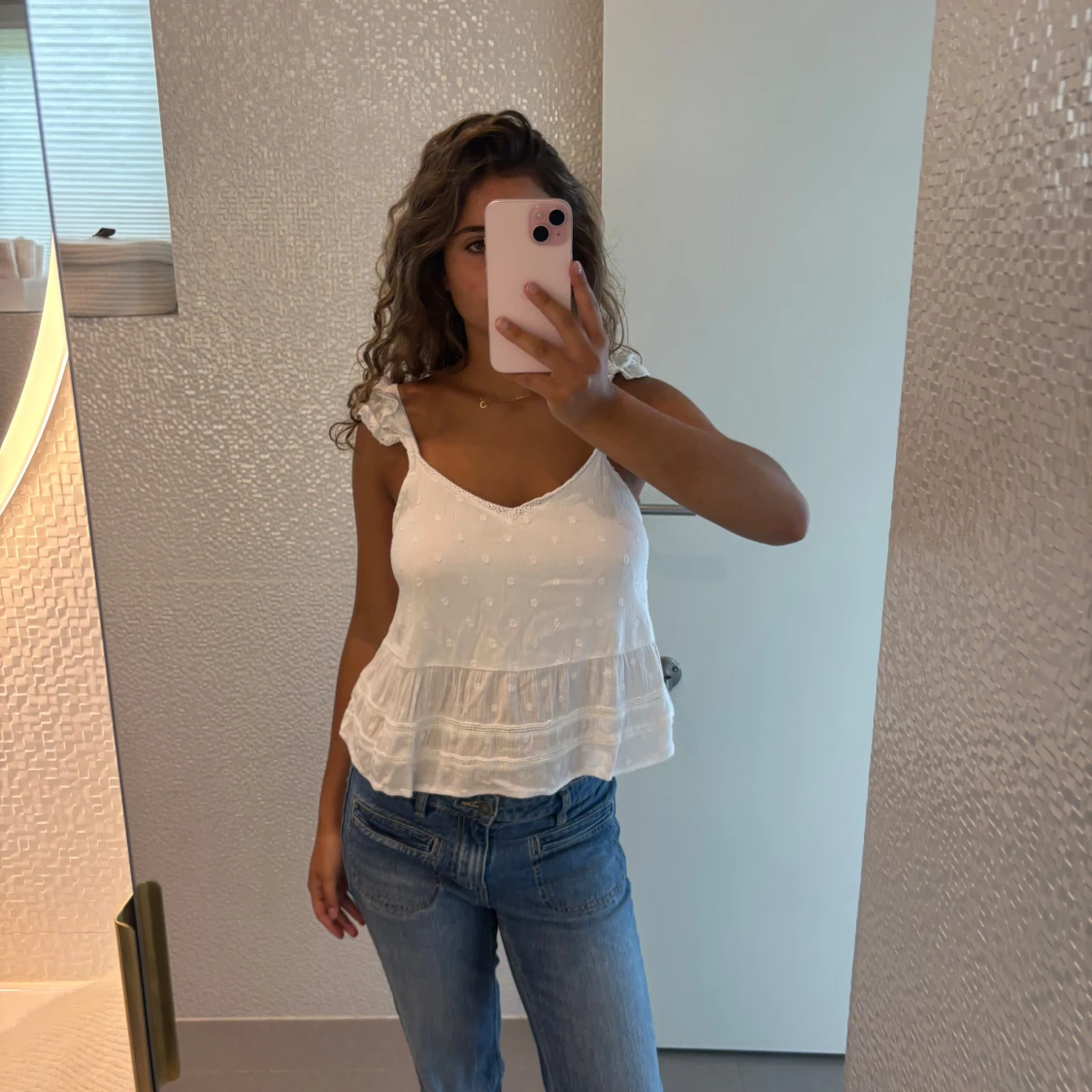 Vit ärmlös linnetopp med volang - 2