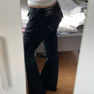 True Religion jeans - midja: 40 cm. innerbenslängd: 80 cm.