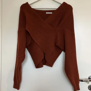 Brun omlott stickad tröja Hellomi Studio S - Snygg brun stickad tröja från Hellomi Studio med omlott-design och v-ringad hals. Tröjan har lång ärm, ribbad struktur. *Tröjan är lite nopprig men har försökt att ta bort det värsta. Om fler bilder efterfrågas, skicka dm :)