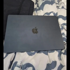MacBook Air 15 tum M2 (2023) - Snygg och modern MacBook Air med 15-tumsskärm, M2-chip och 8 GB RAM. Perfekt för studier, kreativt skapande och streaming. Levereras med laddare. Stilren design och kraftfull prestanda för unga som vill ha en smidig och snabb laptop.