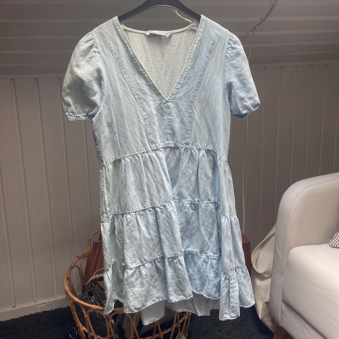 Ljusblå kortklänning med volanger