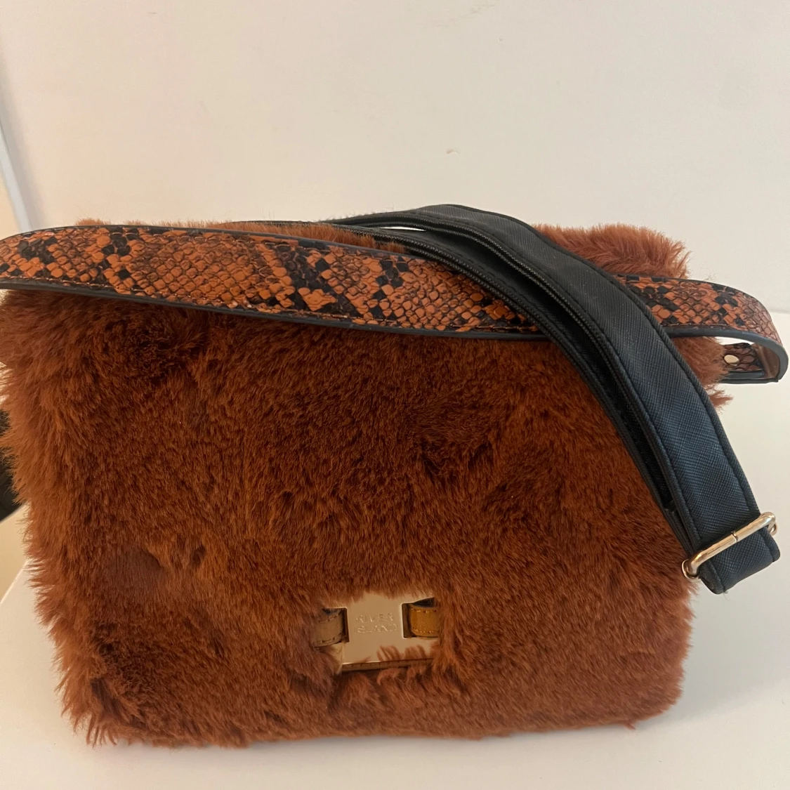 Brun fluffig axelväska River Island