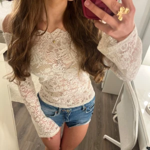 Vit spetsblus från Vero Moda XS - Superfin vit spetsblus från Vero Moda i storlek XS. Köpte för 400 kr 💗💗Jättefint spets mönster och sitter super fint lite off shoulder🫶 Skriv för fler frågor🫰