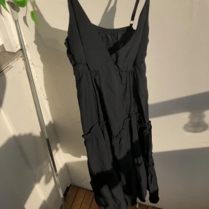 svart klänning  - Svart klänning (ner t knäna strax över knäna) med smala axelband som går att justera i bak och v-ringad ifram. Den är S men skulle passa M oxå.