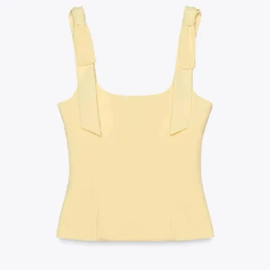 Trendig Zara topp💛💛 - Jättefin och populärt linne från Zara. Storlek M, men tycker att den passar S också. Helt ny med prislap💛💛