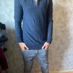 Mörkblå half zip tröja Kappahl S - Mörkblå långärmad tröja från Kappahl i storlek S. Tröjan har en stilren half zip-dragkedja vid halsen och är tillverkad i ett mjukt, stickat material. Passformen är normal och den funkar perfekt till jeans för en clean look. Pris ej hugget i sten vid snabb affär. hör av dig vid minsta fundering!