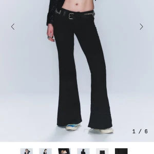 Svarta bootcut byxor med låg midja  - Snygga svarta byxor med bootcut och låg midja. Byxorna är i storlek 27/32! Avända endast en gång så helt nya❣️ Skriv för frågor!! 