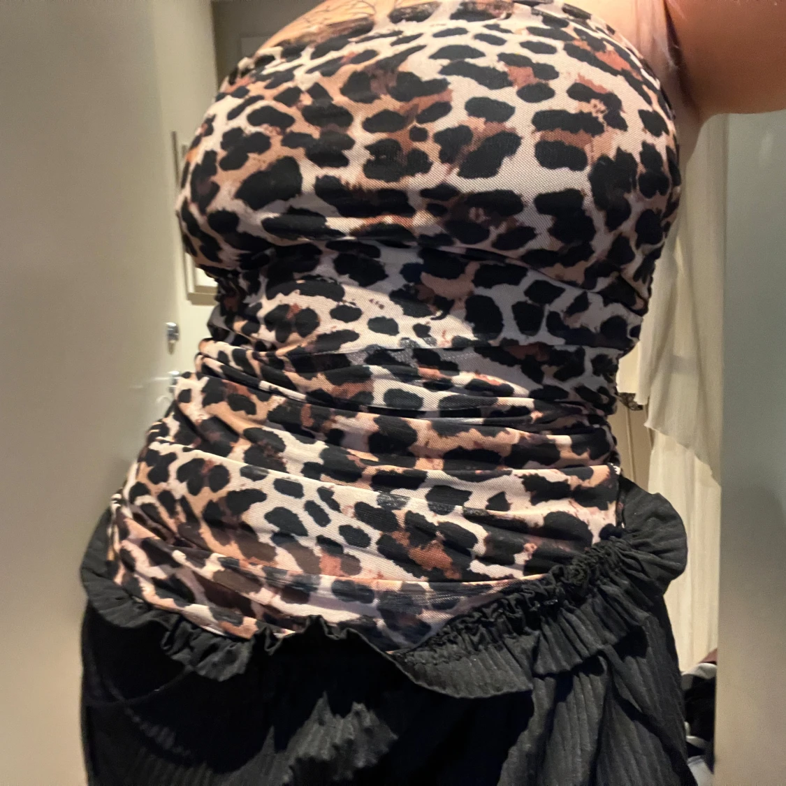 Leopardmönstrad tubtopp i beige och svart - 2