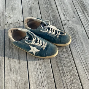 Golden Goose sneakers  - Säljer ett par gröna sneakers från Golden Goose i stolen 40,5. Skorna är i okej skick (6/10) defekter i hälen och lite på sidorna vilket jag fixade med sko lim. Skorna har fortfarande mycket att ge, endast skorna medföljer.