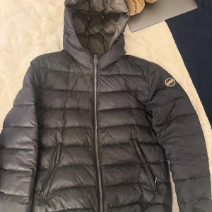 Colmar jacka - Säljer min Colmar jacka då den inte kommer till användning. Fint skick, har dock ett litet litet hål (se bild tre), men syns knappt. Storlek 42. Nypris:4389kr (MIINTOs hemsida).