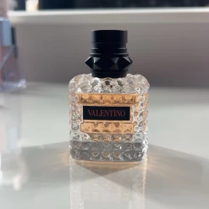 Valentino Born In Roma Coral Fantasy  - Valentino Coral fantasy 30ml. Använd några enstaka gånger, mängd som finns kvar visas på bilden 🌸