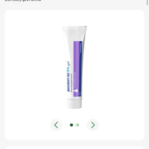 Basiron AC 5% gel - Basiron AC 5% gel är en vit tub med lila och blå detaljer, perfekt för punktbehandling av finnar. Gelen innehåller bensoylperoxid och används för att behandla akne. Smidig tub som är enkel att ta med i väskan.