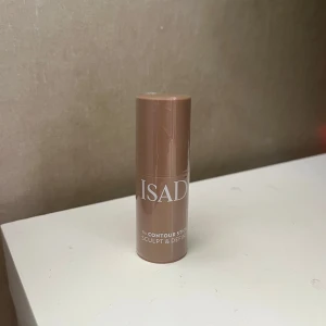 Isadora Contour Stick Beige Neutral - Säljer en Isadora Contour Stick i färgen 32 Beige Neutral. Perfekt för att skulptera och definiera ansiktet. Stickformat gör den enkel att applicera och blenda. Vegansk, kliniskt testad och parfymfri. Smidig att ha med i väskan för touch-ups.