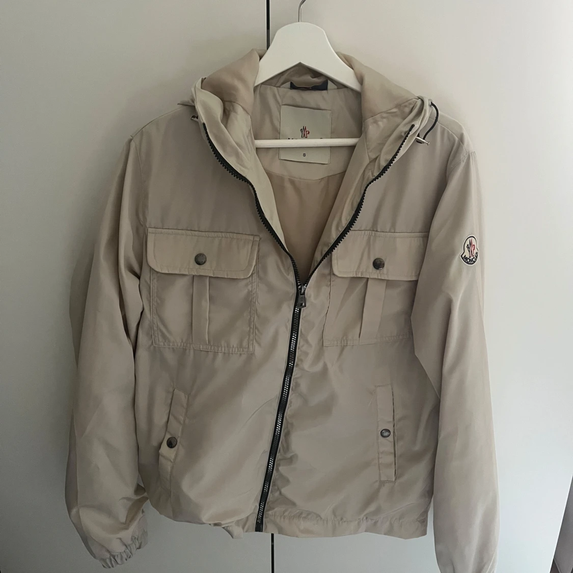 Beige vindjacka från Moncler