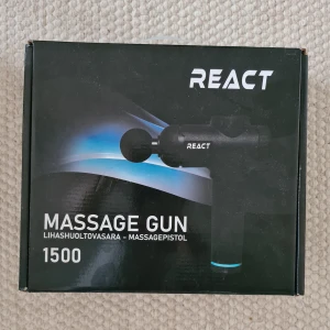 Massagepistol - Säljer min React 1500 massagepistol, sparsamt använd och i mycket fint skick. Funkar toppen både för återhämtning efter träning eller bara för att slappna av. Användningstid: 1,5h Produktmått: 230 x 170 x 63 mm.    Vad du kan använda olika massagehuvuden till: Mejsel: För axlar och känsliga muskler.  Boll: Riktad axel, nacke, sätesmuskler och ben Gaffel: Ryggmuskler, vader, lår, vrister och armmuskler Platt: Lår, sätesmuskler och bröstmusker