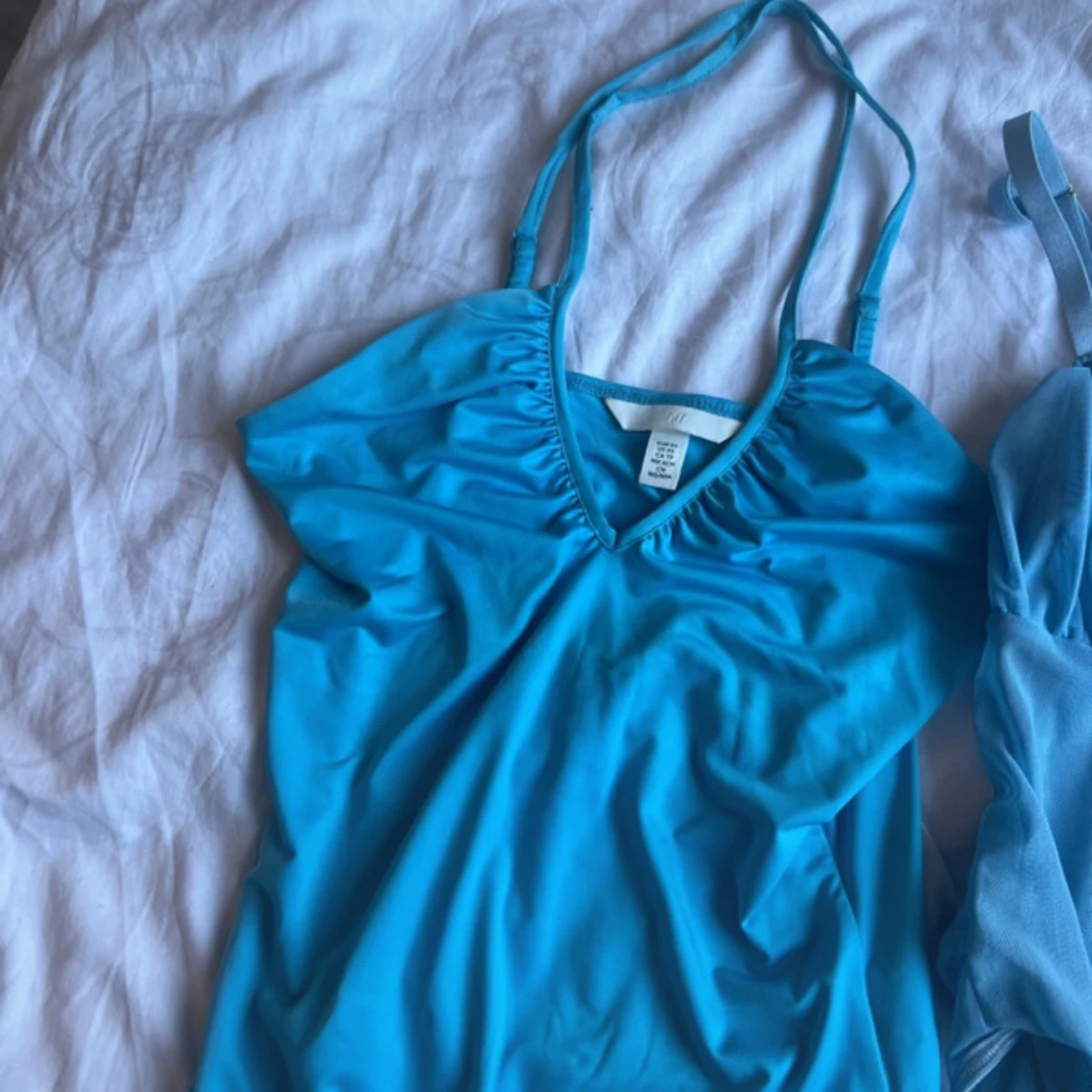 Två blå linnetoppar med smala axelband - 2