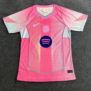 FC Barcelona rosa matchtröja Nike - Snygg FC Barcelona fotbollströja i rosa och ljusblå toner med korta ärmar. Tröjan har Nike-logga, Barca-emblem och Spotify-logga på bröstet. Tillverkad i lätt och ventilerande material, perfekt för träning eller att bära på läktaren.