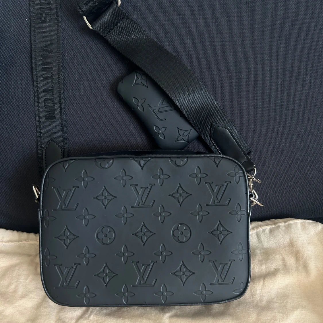 Svart axelväska i konstläder - 2