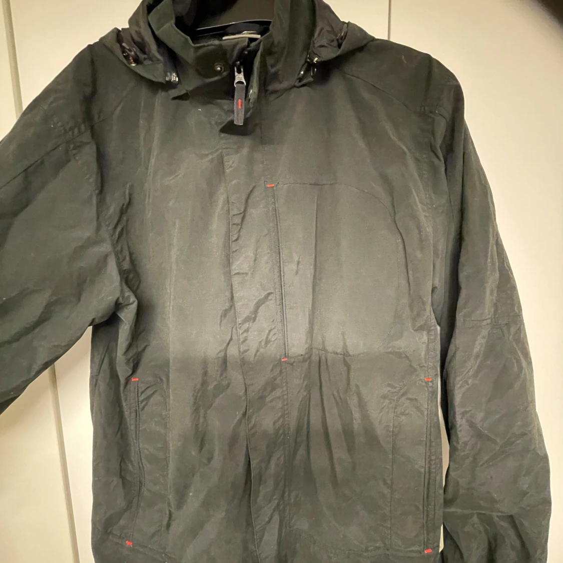 Svart vindjacka med huva