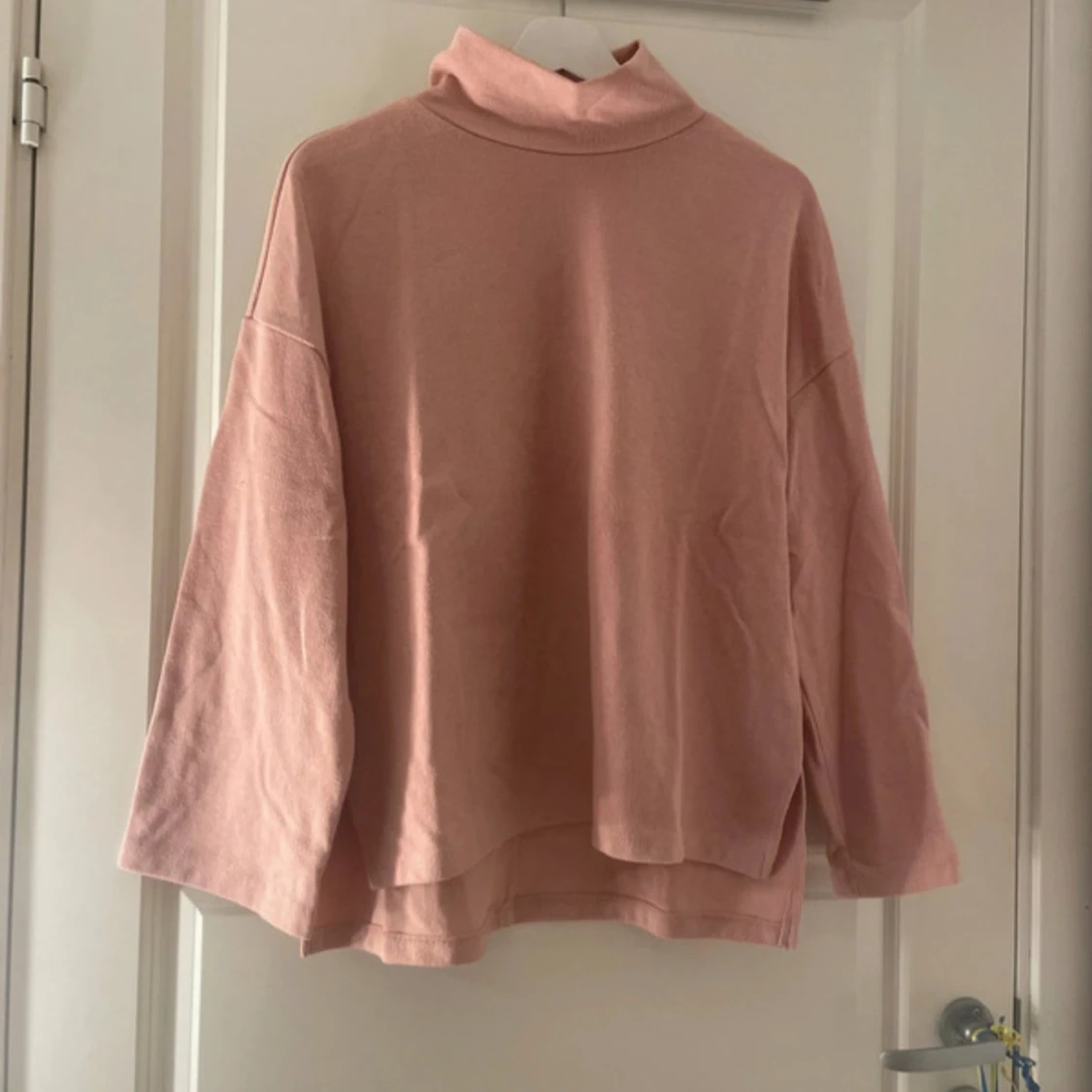 Ljusrosa polotröja med loose fit