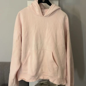 Hoodie - KOM MED PRISFÖRSLAG!hoodie från Gina Tricot finns ett litet hål syns o stör ej. Går enkelt att laga. 