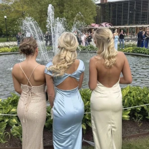 Ljusblå långklänning med öppen rygg - Säljer en elegant ljusblå långklänning i satin med djup v-ringning och öppen rygg. Klänningen har en figurnära passform och knytband i sidorna. Perfekt för bal eller festliga tillfällen. Använd 2 gånger så i jätte fint skick💕