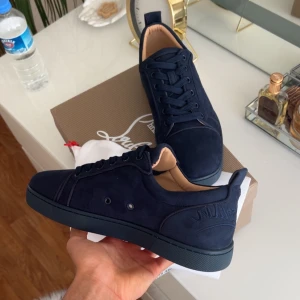 Mörkblå loubs - Hej säljer mina skor som är helt nya och allt följer med 
