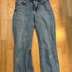 Blå raka jeans från Zara, strl 36 - Blå raka jeans från Zara. Raka i benen, ankel långa på mig som är 1,69. Liiite utsvängda längst ner. Nyskick. 
