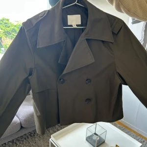 Grön trenchcoat - Jag säljer en jättefin trenchcoat från HM. Jackan är i storlek S och säljs pga att den aldrig används. Jackan är enbart testad men tyvärr ingen prislapp kvar💗