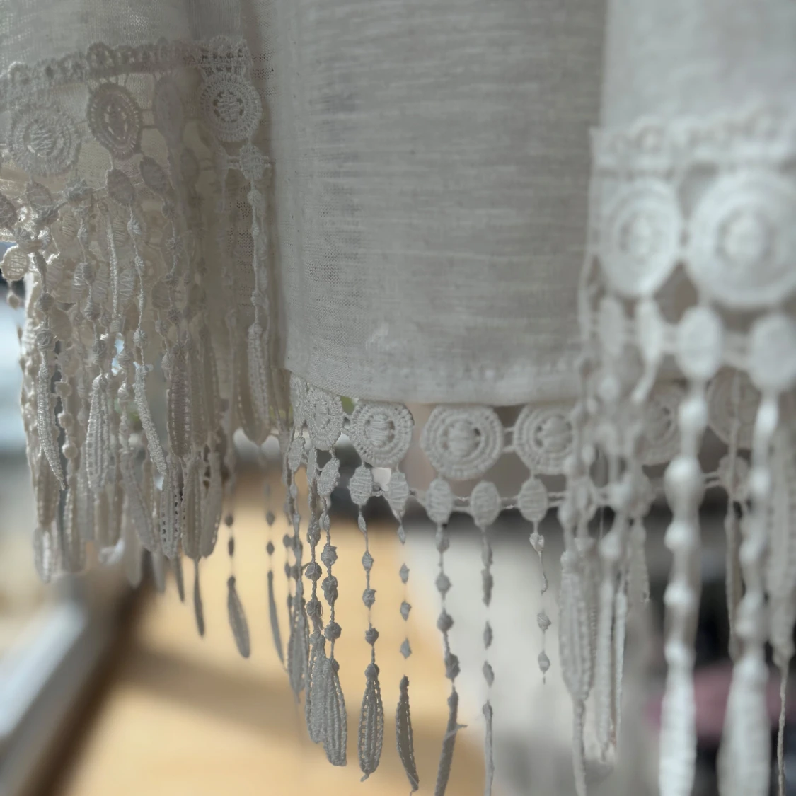 Vit ärmlös cardigan med fransar - 2