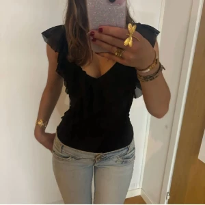 Zara volangbody  - Så snygg vringad zara volangbody! Jag är 168 och det är mina bilder, köp via köp nu direkt eller Swish, kvar tills markerad som såld 💖 
