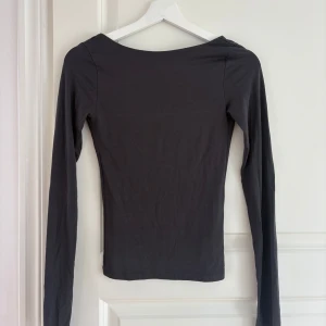   Tröja med öppen rygg  - Långärmad tröja med öppen rygg, från Ginatricots soft touch kollektion💞mörkgrå!!