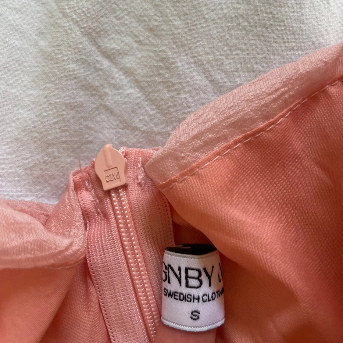 Ljusrosa kort klänning från design by Amor  - 2