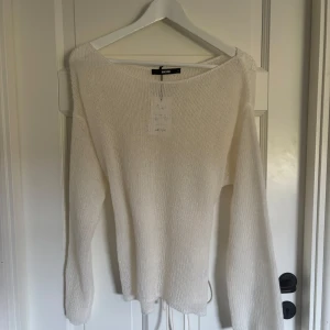 Vit stickad tröja från BikBok - Superfin vit stickad tröja från BikBok i storlek S. Tröjan har en avslappnad passform med långa ärmar och rund halsringning. Perfekt att styla med jeans eller kjol för en clean och fräsch look. Tröjan har även knyt i ryggen vilket gör att man kan spänna åt runt midjan. Men man kan även ta ut smörerna och ha den oversized. Jag köpte den för en månad sen men verkar inte säljas längre. Materialet är även väldigt tunt, alltså hade jag inte sagt att den passar till höstens. Mer som en beach cover-up.