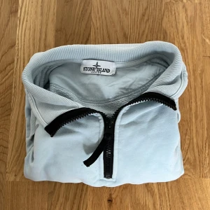 Stoneisland halfzip  - Stoneisland tröja mått, Bredd 45,8 cm (omkrets 91,7 cm) längd 58,4 cm, armudden 17,8 cm (omkrets 14 cm) Den har fläckar på baksidan å framsidan, Skriv vid minsta lilla fråga😊