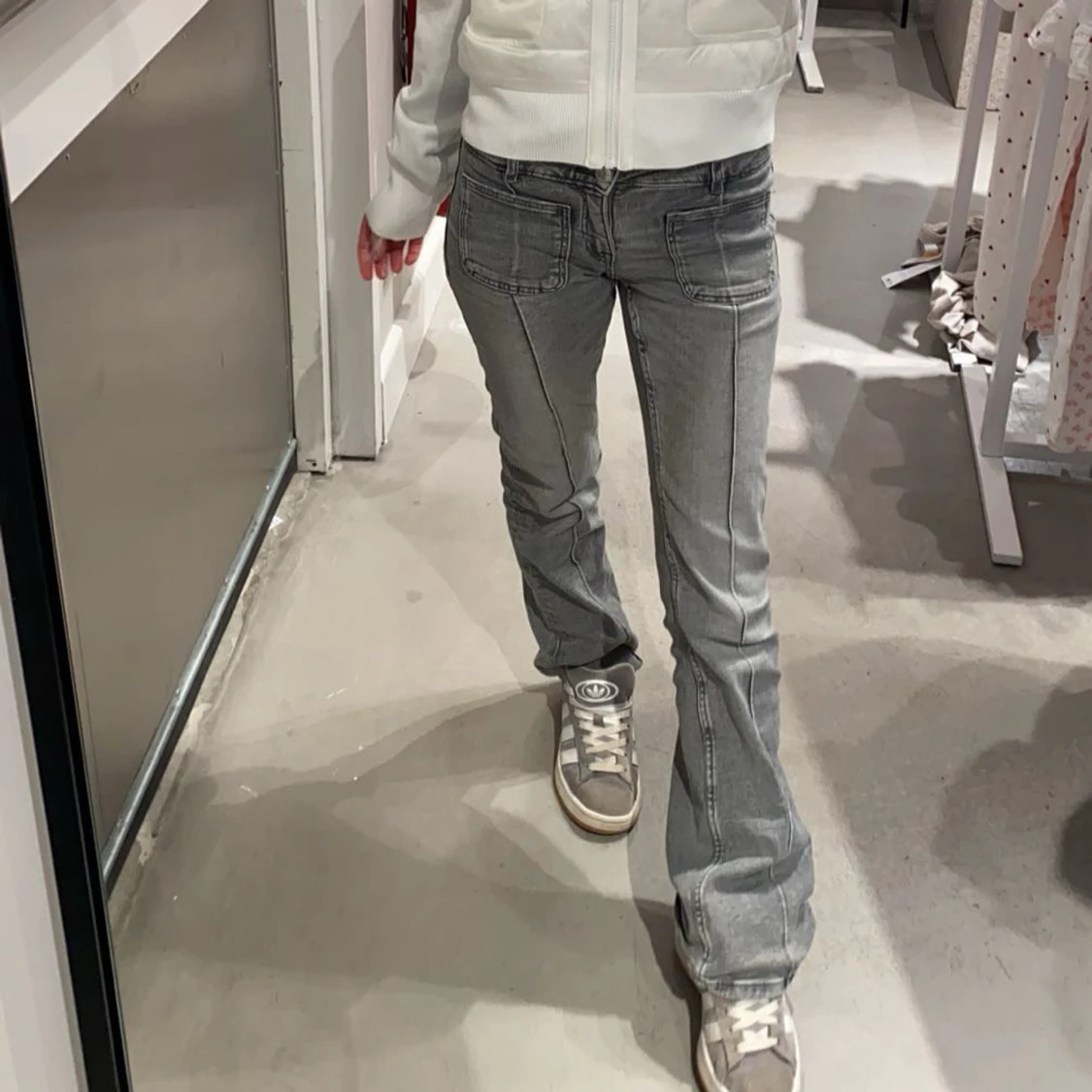 Grå bootcut jeans med fickor