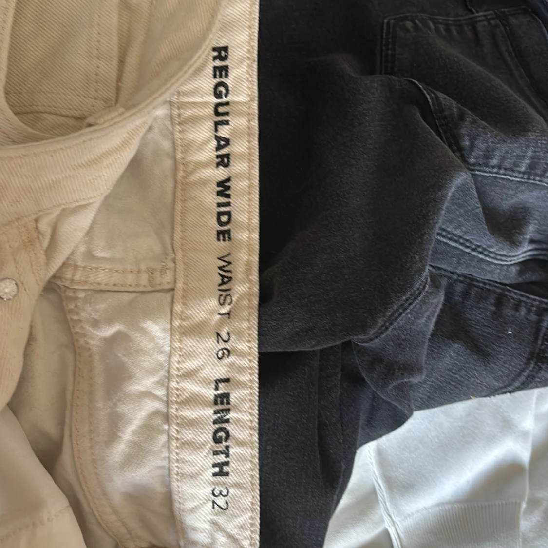 Högmidjade vita jeans med straight form