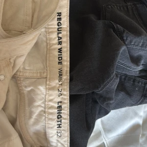 Högmidjade vita jeans med straight form - Använd en eller två gånger. Väldigt tajt om man har fel storlek. Men gjord för folk som tycker om högmidjade. 