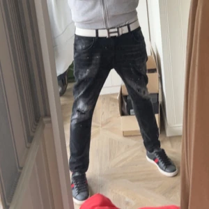 Dondup jeans  - Säljer nu mina tvär feta dondups då dom blivit lite för små på mig som är 183 passar dig som är runt 175-180. Passar perfekt till fester eller bara om man vill chilla me några vänner, dom är i riktigt bra skicka och pris kan diskuteras. Skriv vid frågor!
