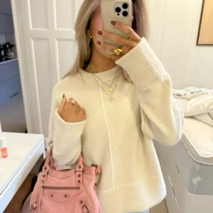 Beige stickad tröja med breda muddar - säljer denna super snyga stickade tröjan från Zara perfekt till hösten. 💗💗💗 ( inte min bild ) 