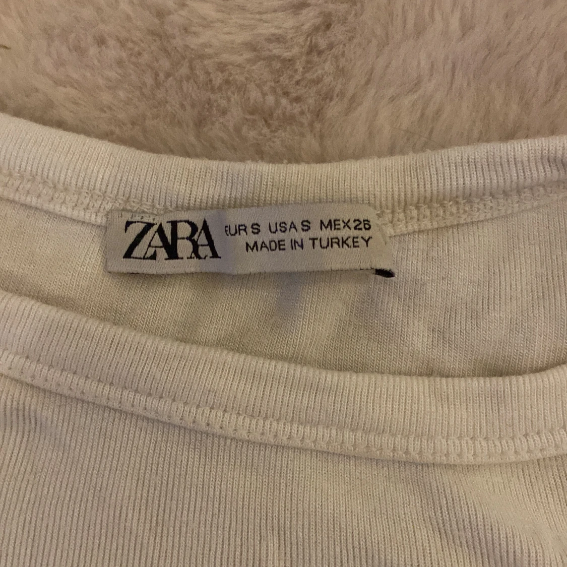 Vit basic t-shirt från Zara - 1