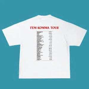 Vit Fem Komma Tour t-shirt bolaget - Vit t-shirt med tryck fram och bak från Fem Komma Tour. Framsidan har svart och rött tryck med text och en liten illustration, baksidan har turnélista i svart och rött. Klassisk passform och rund hals. Perfekt för dig som gillar snygga bandtröjor med unik design.