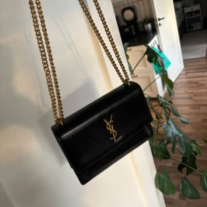Handväska YL - Jättefin väska i läder, kommer med dustbag. Kan ha på axeln samt som crossbody. Fin kedja med bra tyngd. 