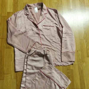 Pyjamas  - Super söta rosa pyjamas set som kom aldrig till användning. Passar perfekt till en mysig kväll hemma eller en sleepover! Köptes på HM i antingen 2023 eller 2022 (osäker) hör av er vid eventuella frågor💕💕